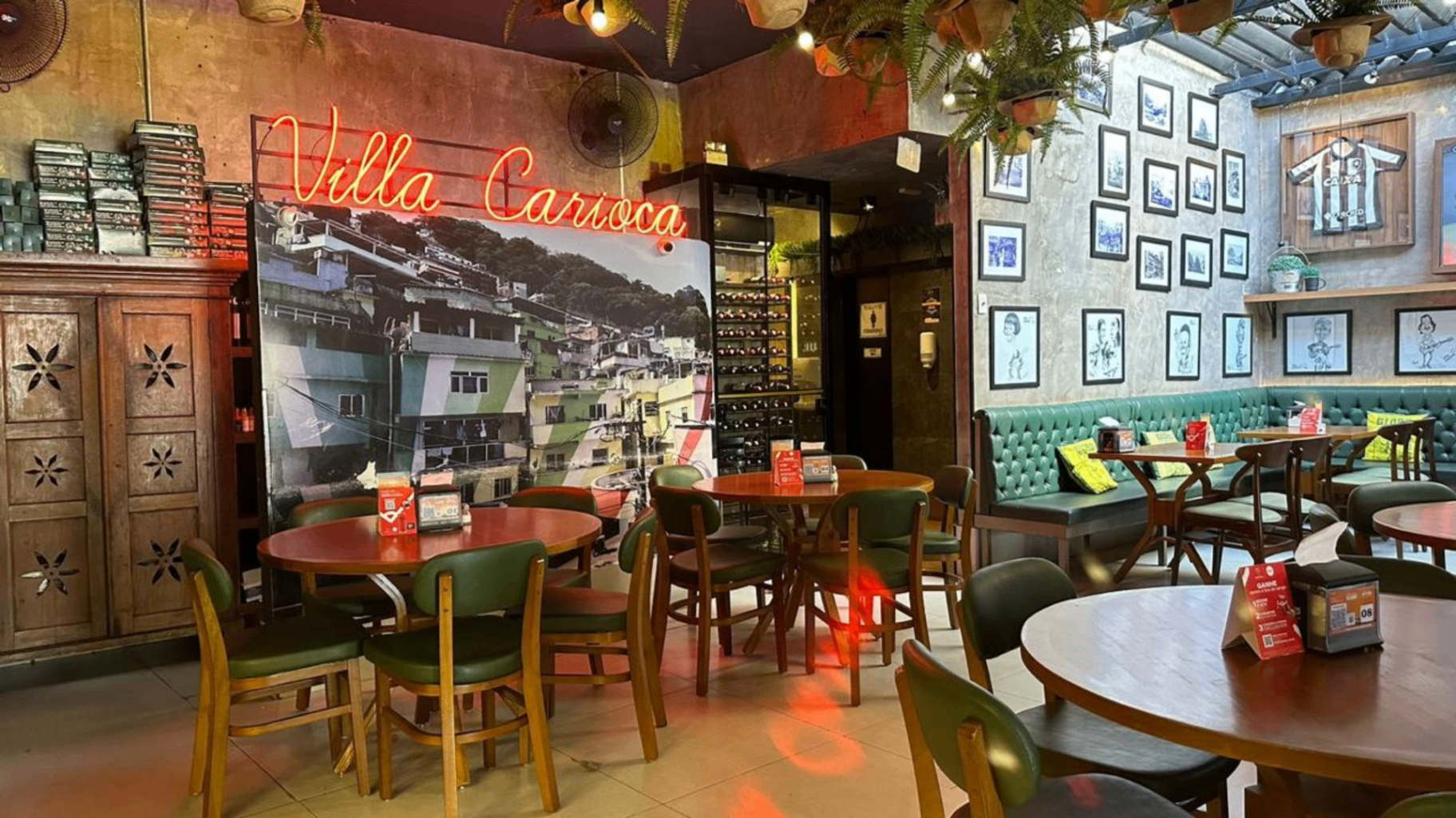 Salão principal com neon Villa Carioca