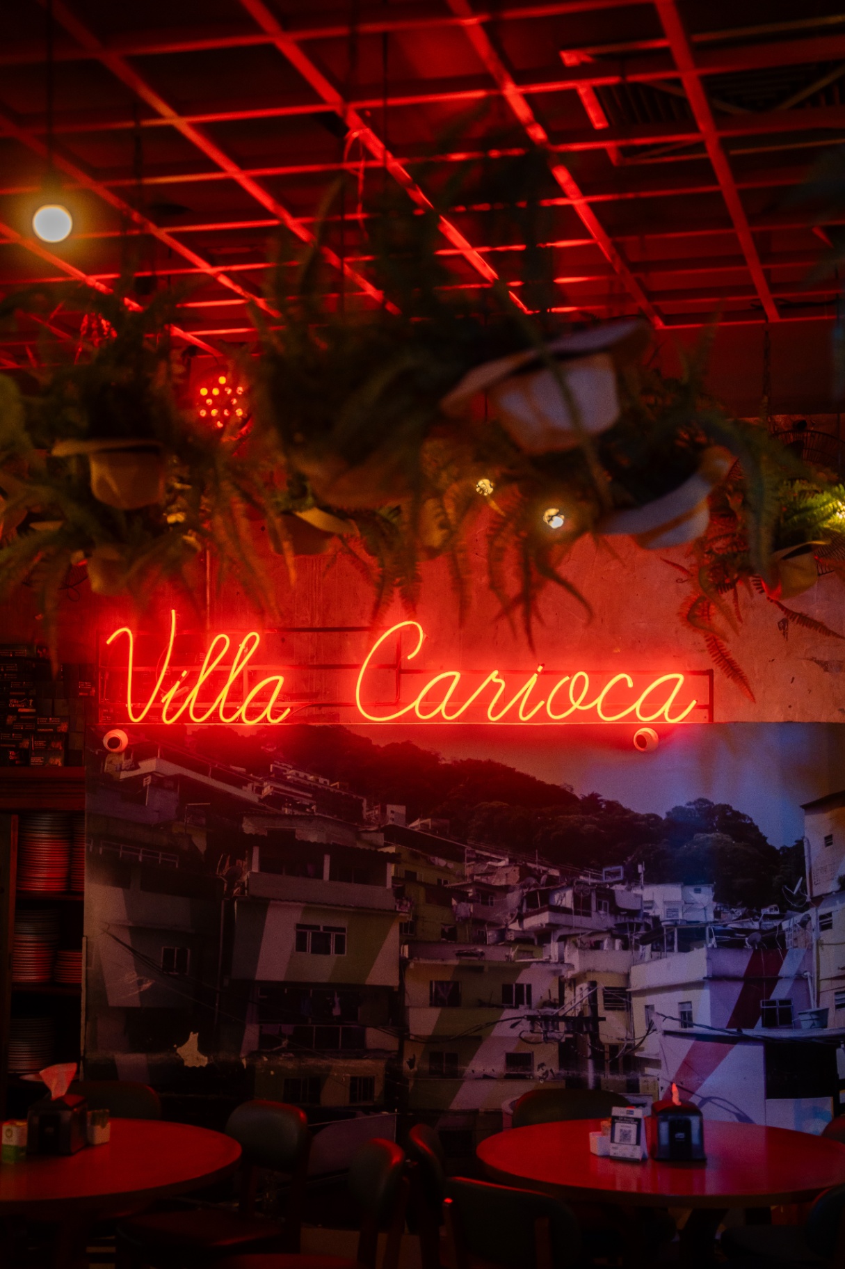 Letreiro neon vermelho Villa Carioca