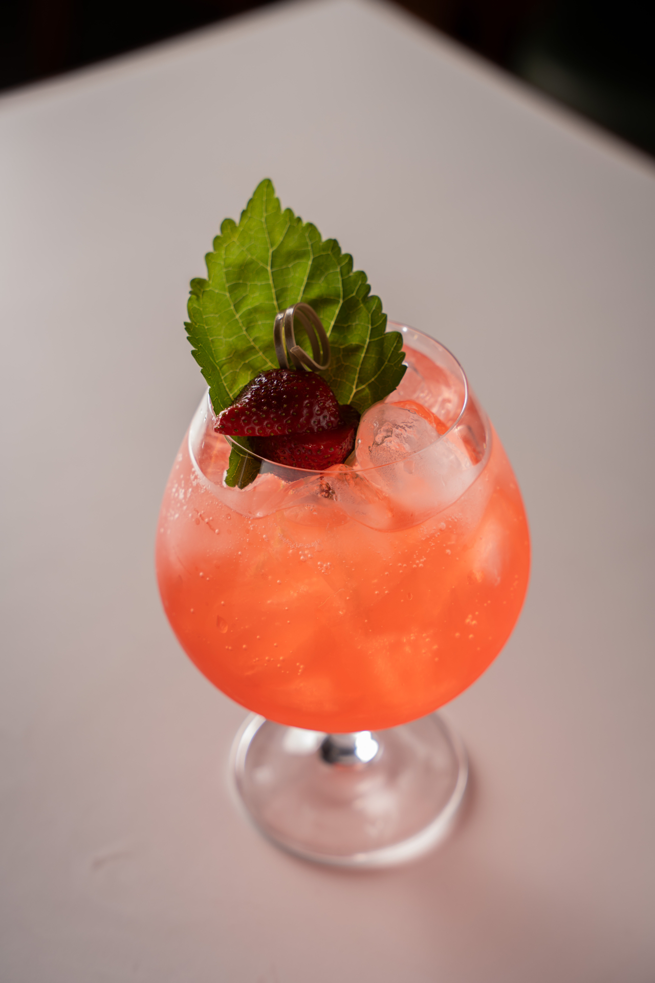 Drink Calçadão do Villa Carioca, taça balloon rosé com morango e hortelã