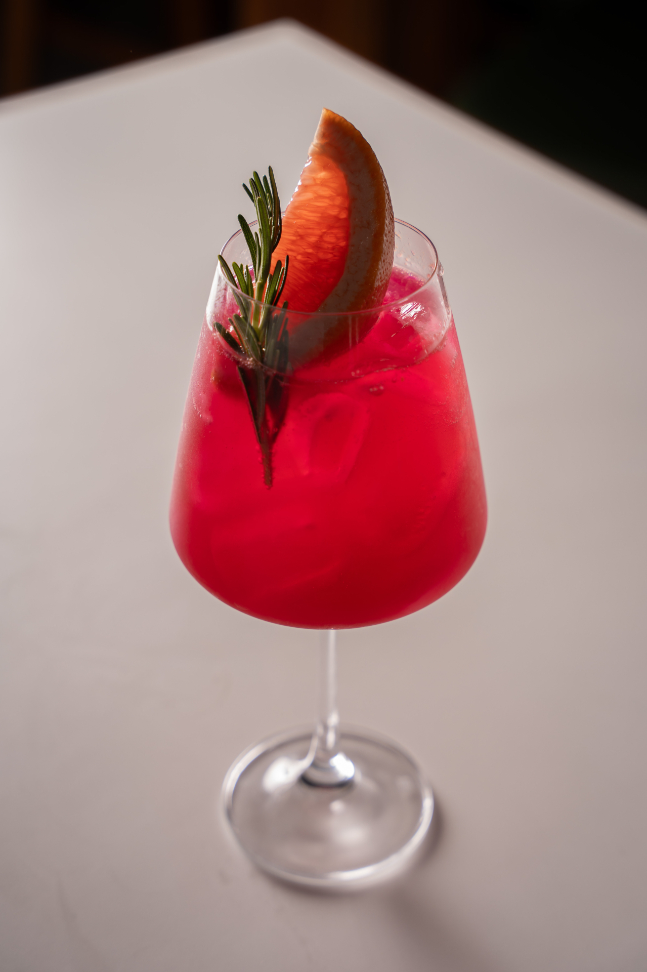 Drink Bossa do Villa Carioca, taça pink vibrante com laranja e alecrim