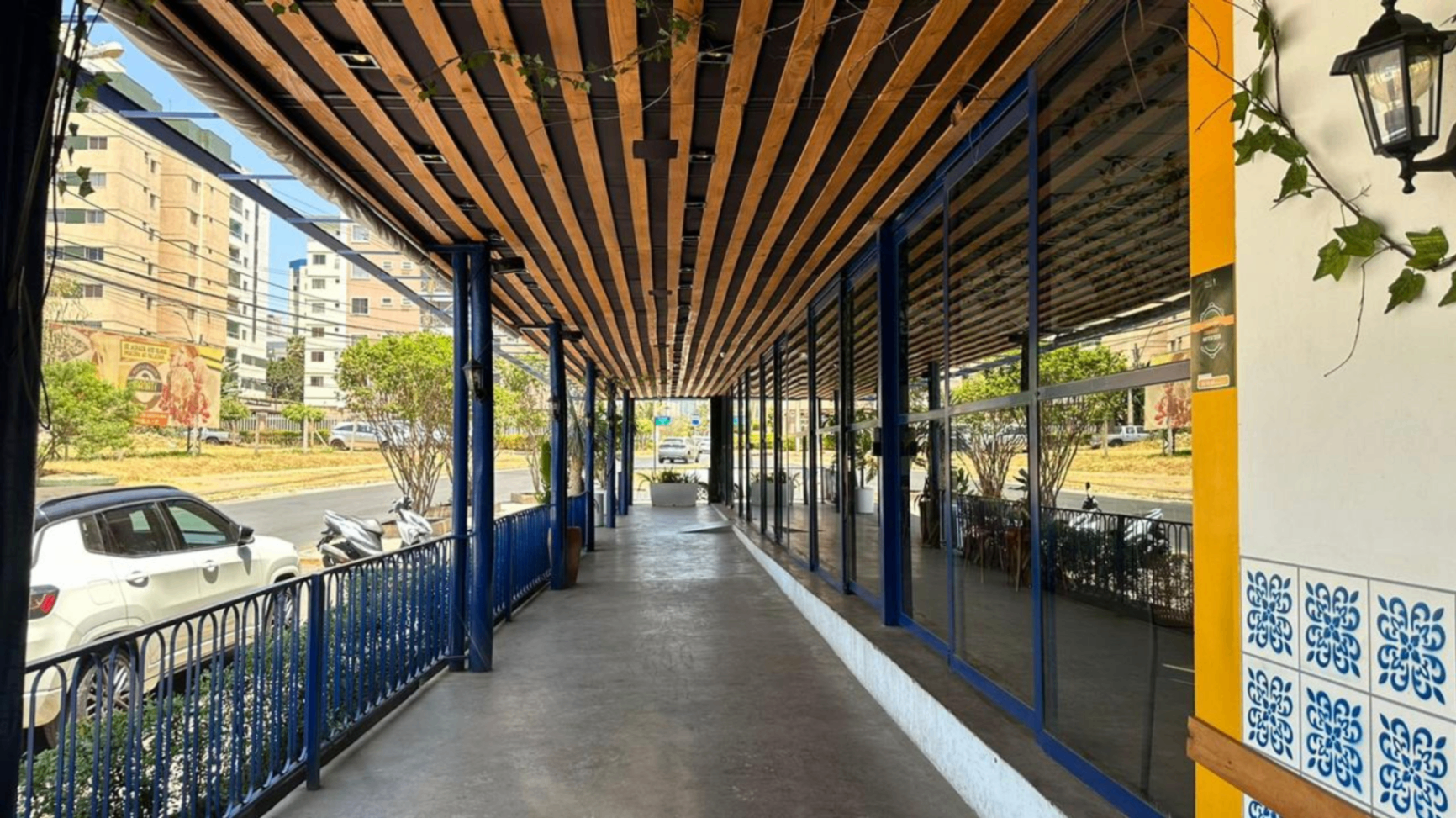 Varanda externa com vista para a rua